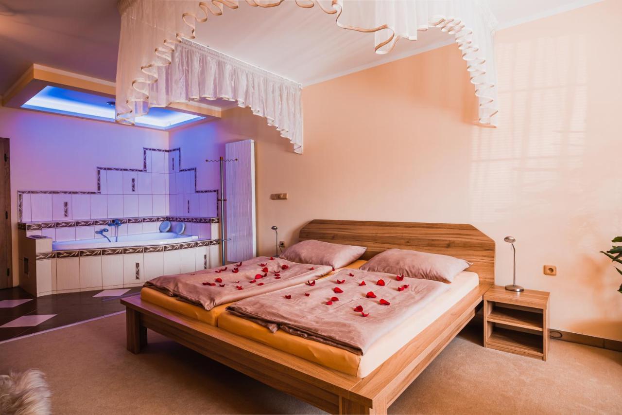 Hotel Krajka**** Vamberk Екстер'єр фото